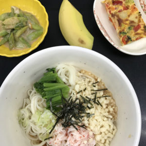 冷やしたぬきうどん・野菜たっぷり卵焼き